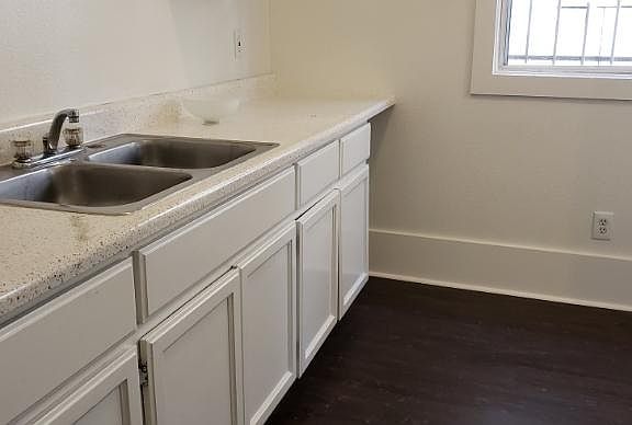 5th image of 743 S Burlington Ave