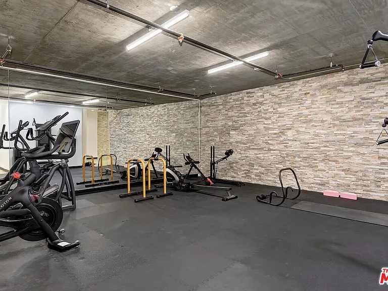 225 S Hamilton Dr #106 — Photo 35