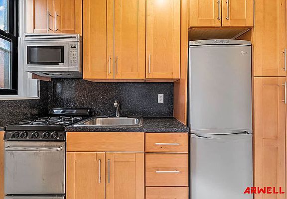 2nd image of 400 E 50th St APT 2E
