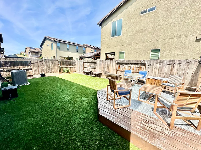 241 Aria Ave S — Photo 31