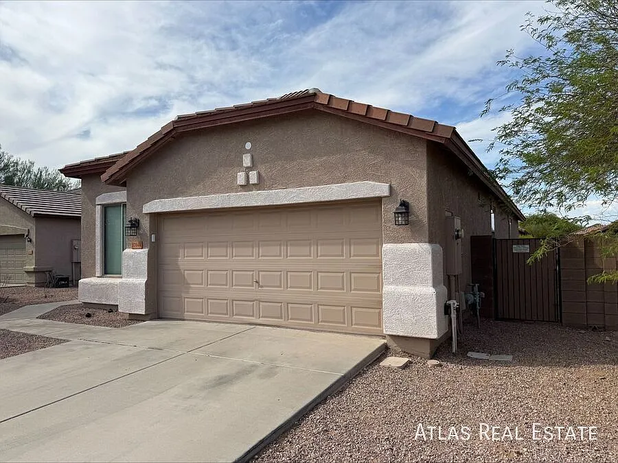 4 Bedroom Home with Private Pool in Surprise — Photo 4