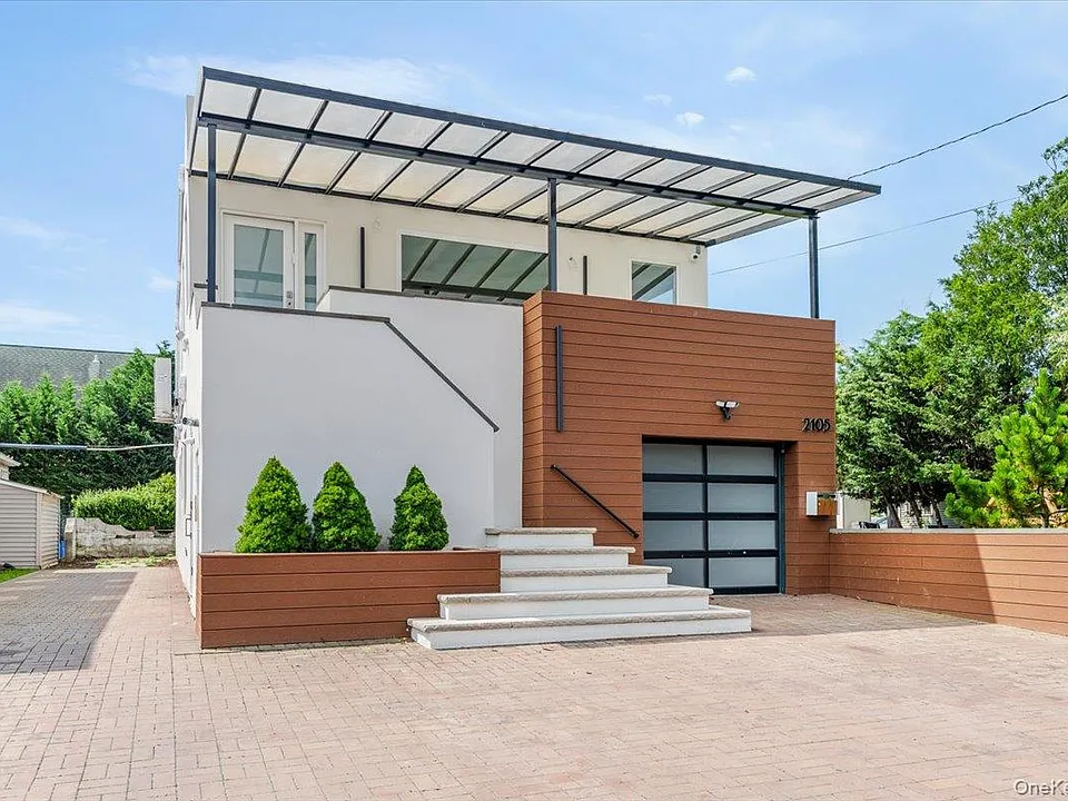 2105 Bay Blvd