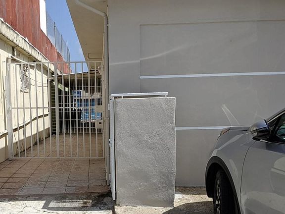 Side gated entrance to Unit B.