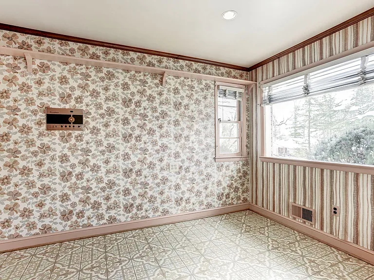 1429 Laburnum St — Photo 14