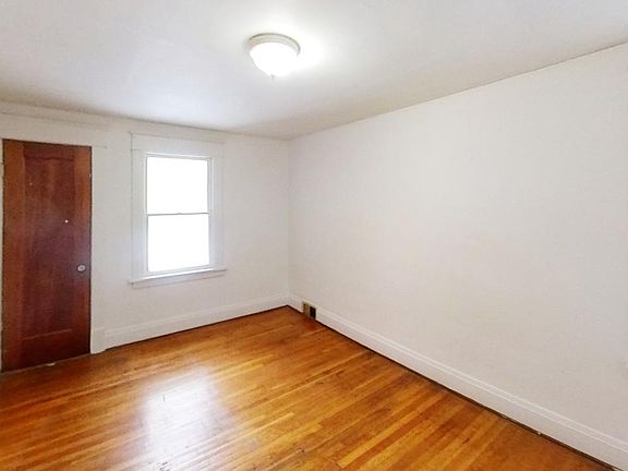 5th image of 119 Harriet Ave #1