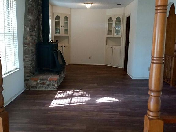 3rd image of 526 Beverly Ln
