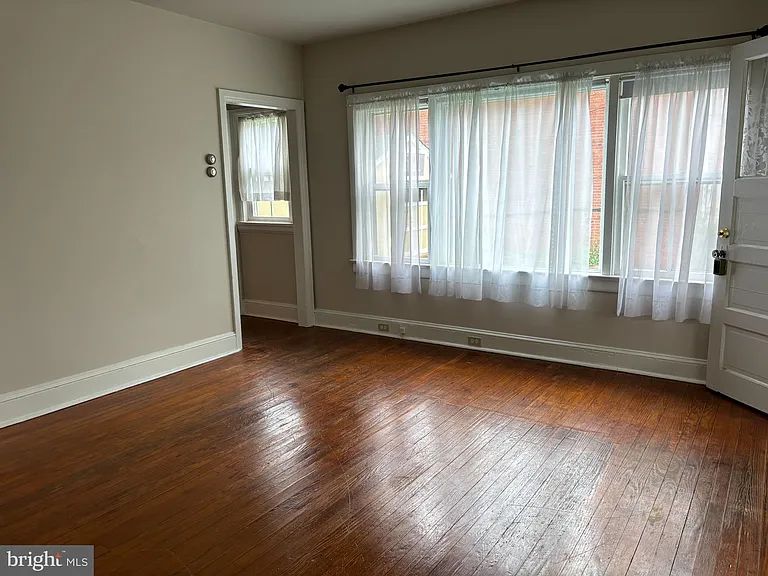 132 Plant Ave — Photo 5
