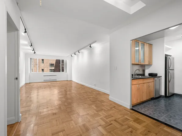 333 East 69th Street image 4 of 12