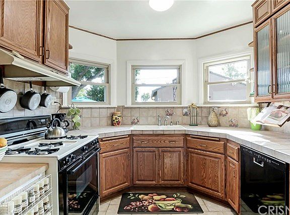 Kitchen with Bay Windows and 5 Burner/Griddle Stov