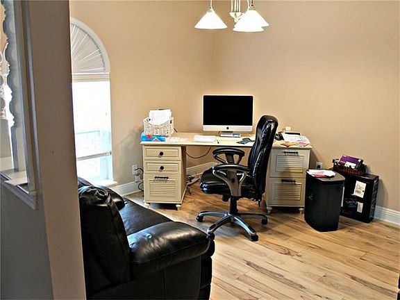 4th image of 3249 Castle Dr