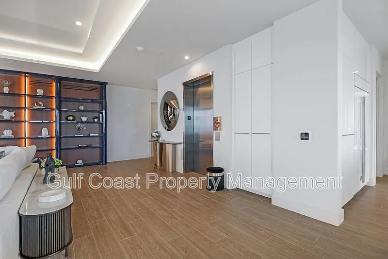 4 bed, 4.5 bath, 5334 sqft, $65,000 — Photo 4