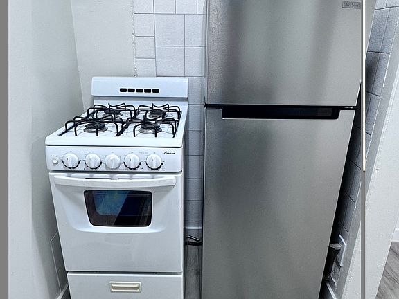 3rd image of 6933 Mountain View Ave #Z
