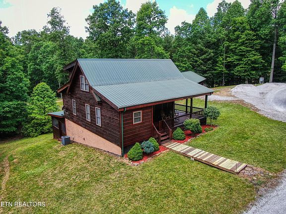 2nd image of 604 Evergreen Ln