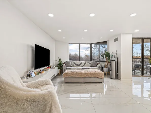 427 Harmon Cove Tower image 8 of 24