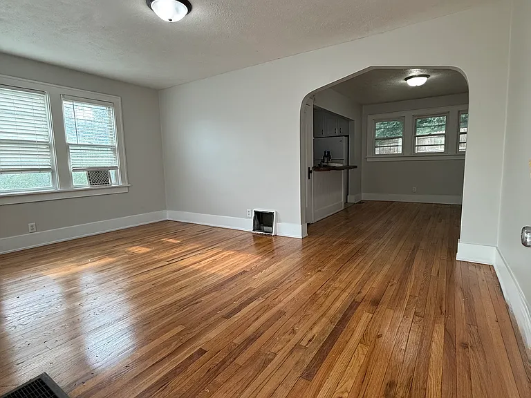 480 Houston Ave — Photo 2