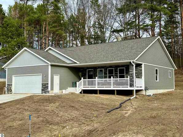 1132 Farmington Dr, Traverse City, MI 49696