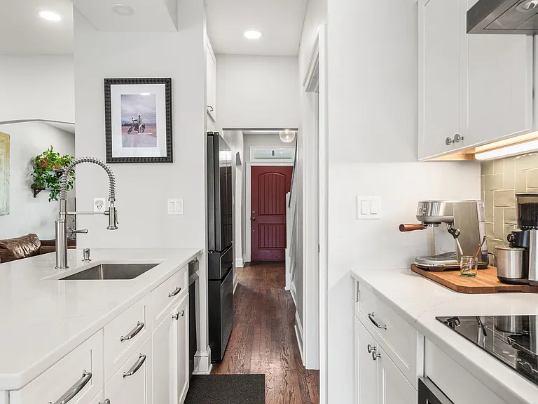 641 Girard St NE — Photo 10