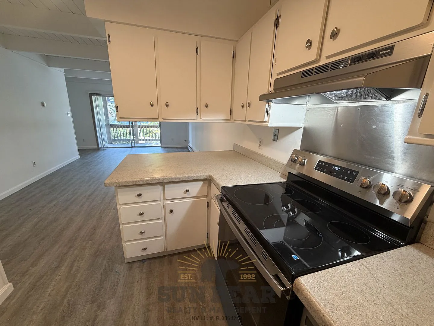2 Bedroom in Central Incline (IM21) - New paint, floors and appliances! — Photo 1
