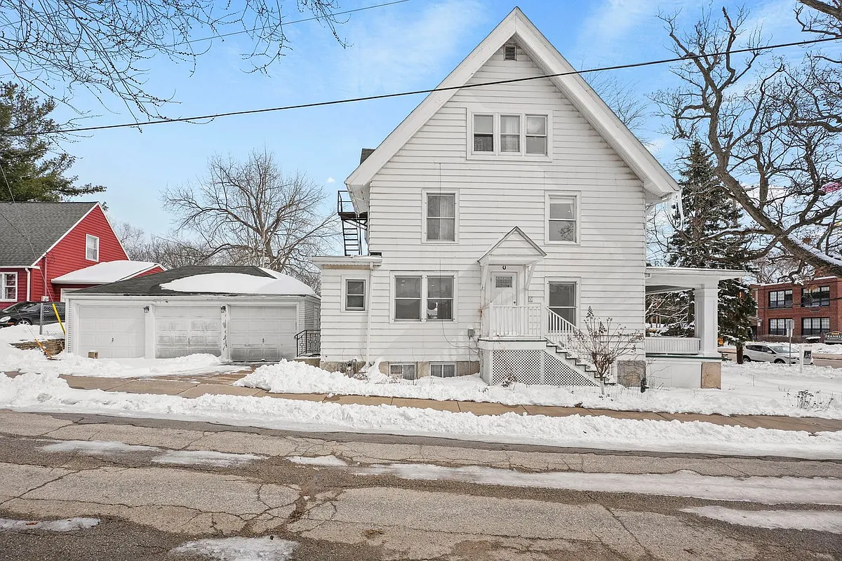 Building Photo - 318 W Lakeside St