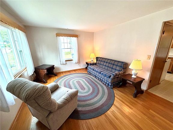 5th image of 83 Crestwood Ct