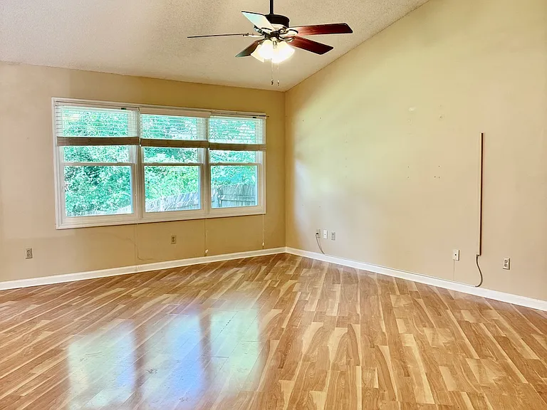 1424 Clear Brook Dr — Photo 3
