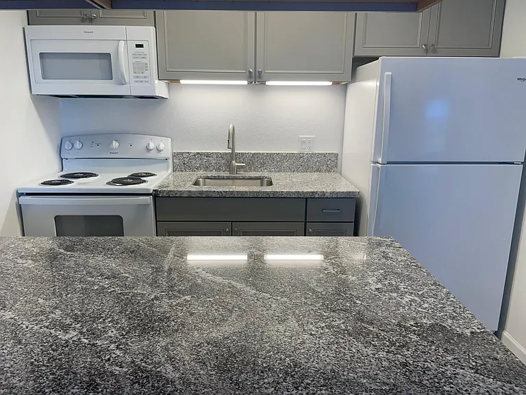 2121 Swanson Ave — Photo 3