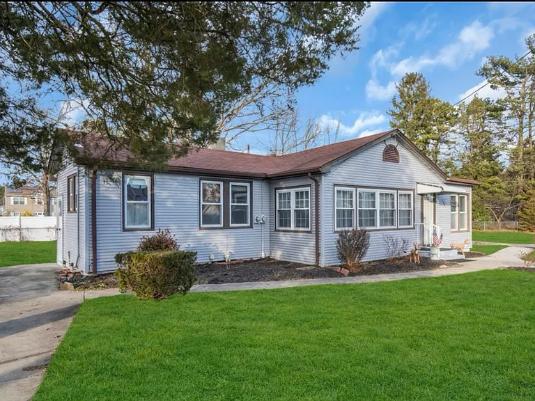 1409 Lawrence Ave — Photo 3