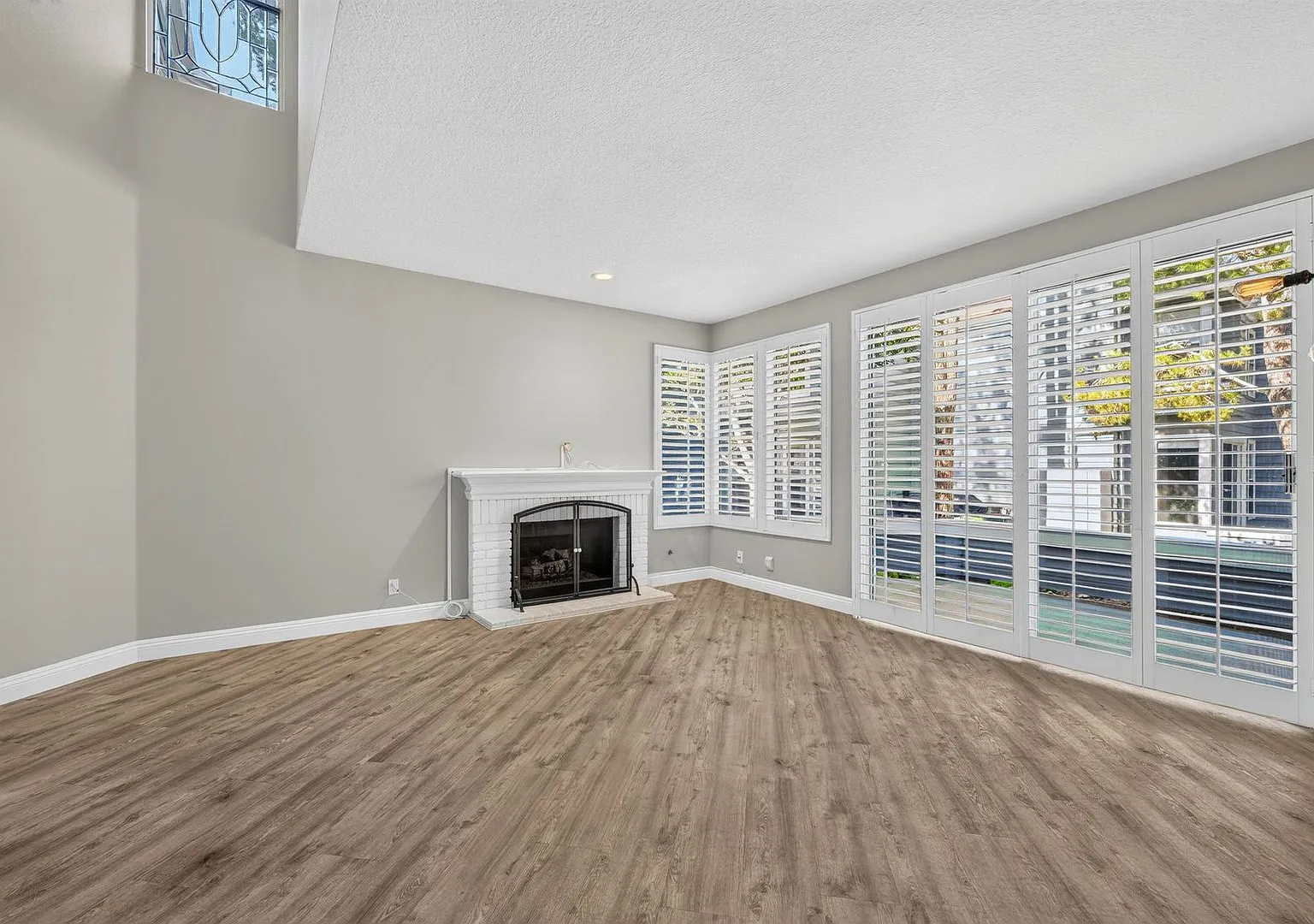 Bayridge 3-Bedroom Condo - Available for Move-In 8/15/26 — Photo 4