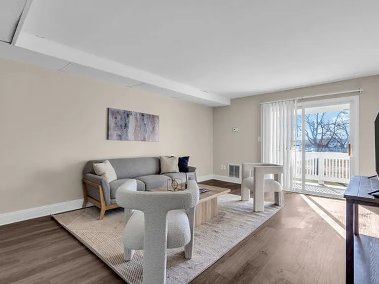 Chateau Apartments — Photo 10
