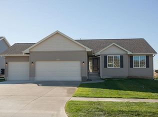 1407 Prairie Rose Dr SW, Cedar Rapids, IA 52404