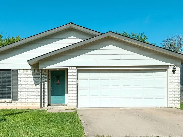 1745 Cricket Hollow Dr — Photo 1