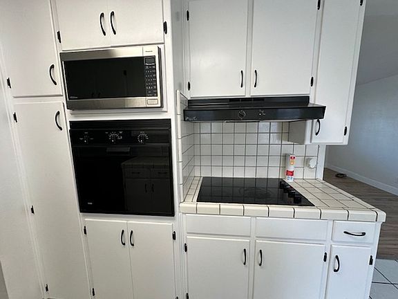 4th image of 2949 E Laurel Ave