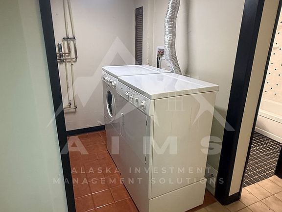 4th image of 933 W 20th Ave #D