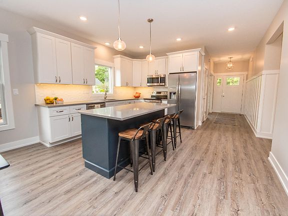 4th image of 996 Maplewood Ct #1