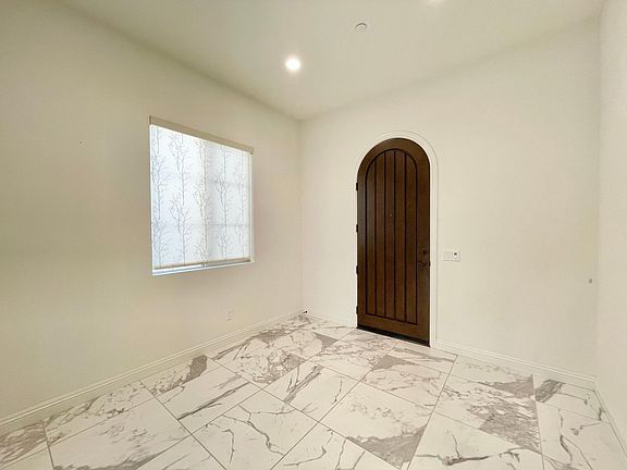 3rd image of 5527 Heritage Oak Dr
