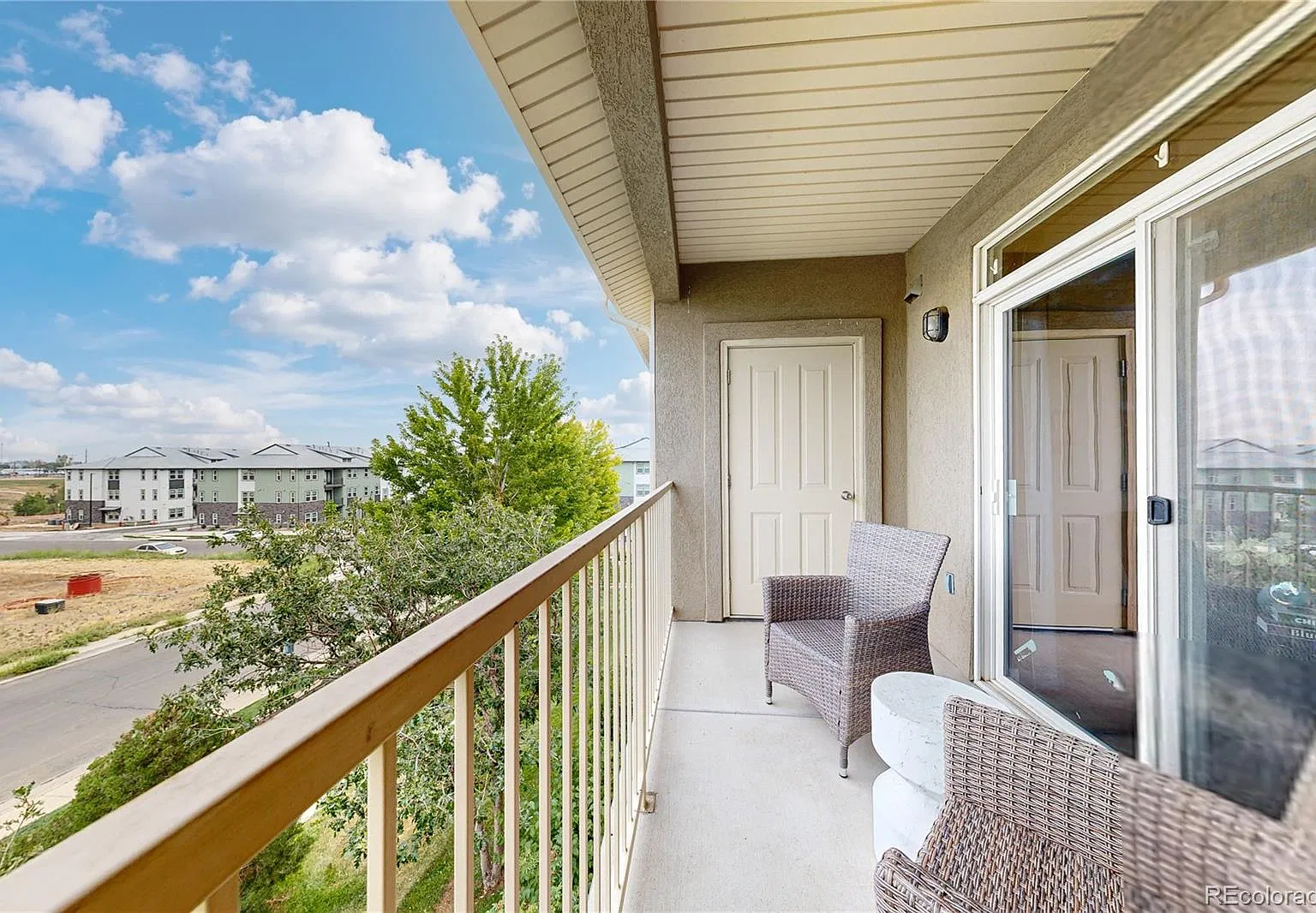 2 bed, 998 sqft, $2,100 — Photo 2