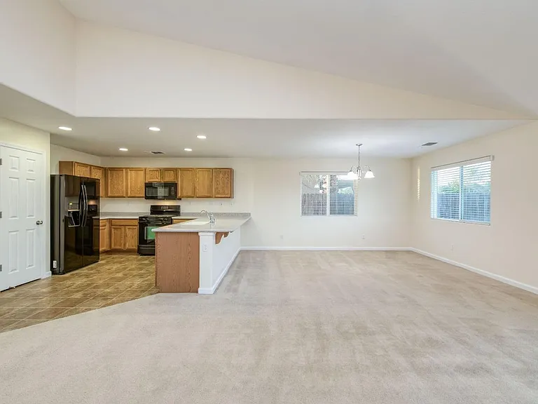 551 S Kona Ave — Photo 7