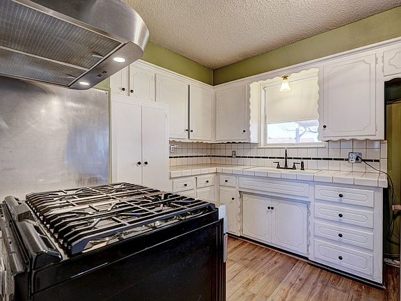 4th image of 605 N Dillon Ave