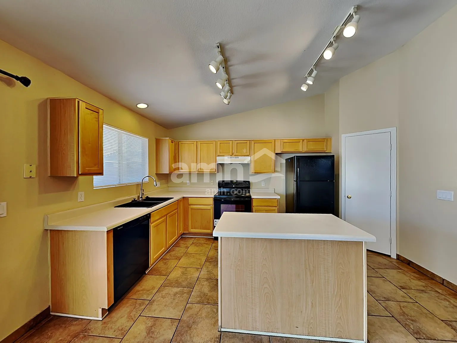 3 bed, 2.0 bath, 1590 sqft, $2,040 — Photo 3