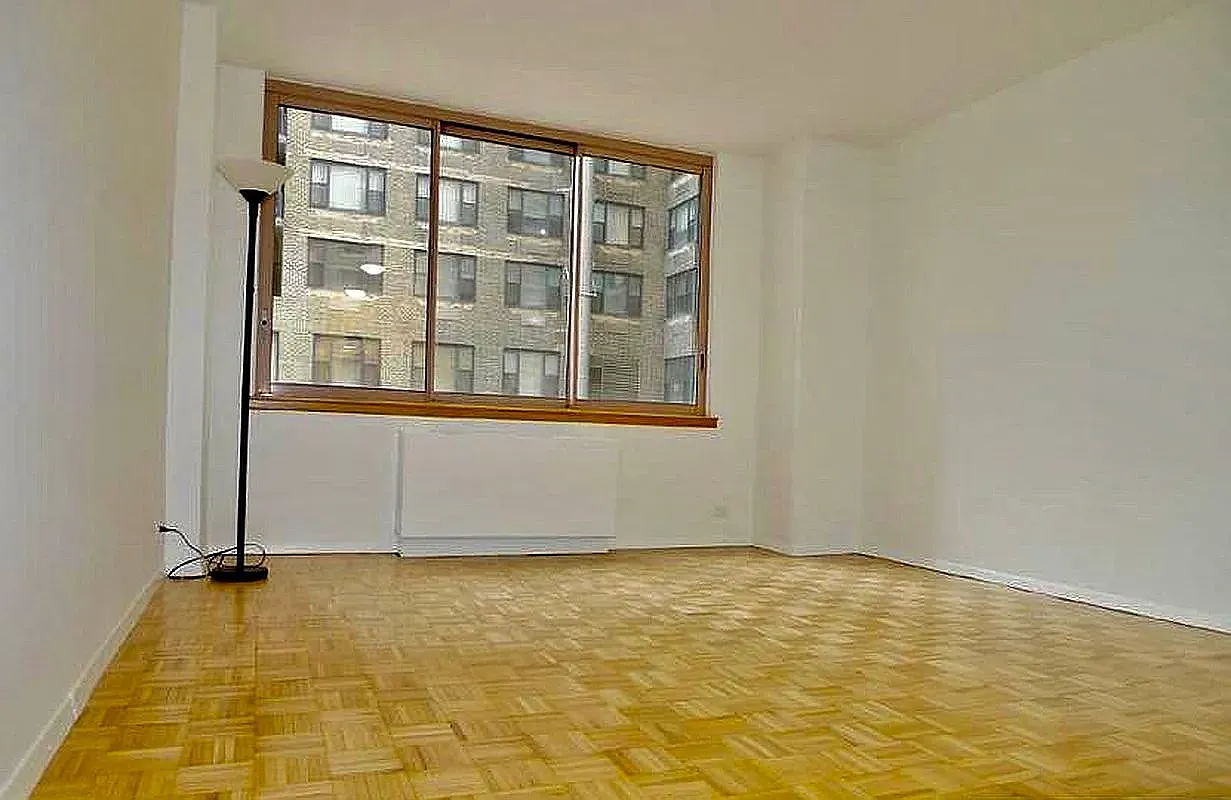 235 E 40th St — Photo 3