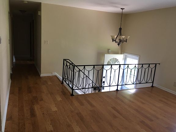 4th image of 152 Camelot Way