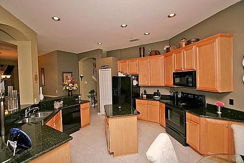 Kitchen w/ Granite