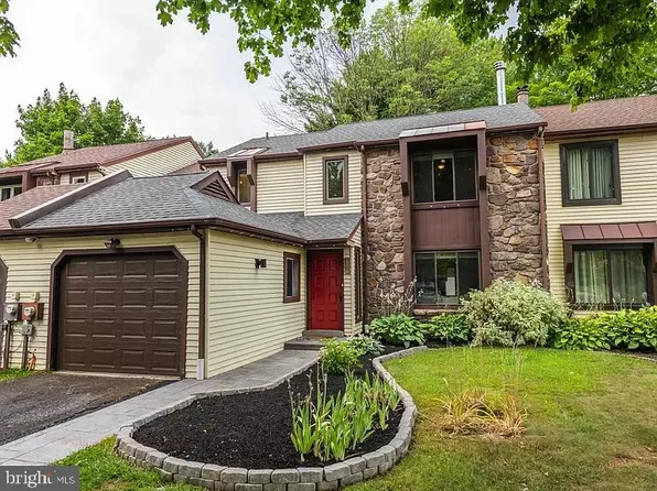 110 Hilltop Ct, Langhorne, PA 19047