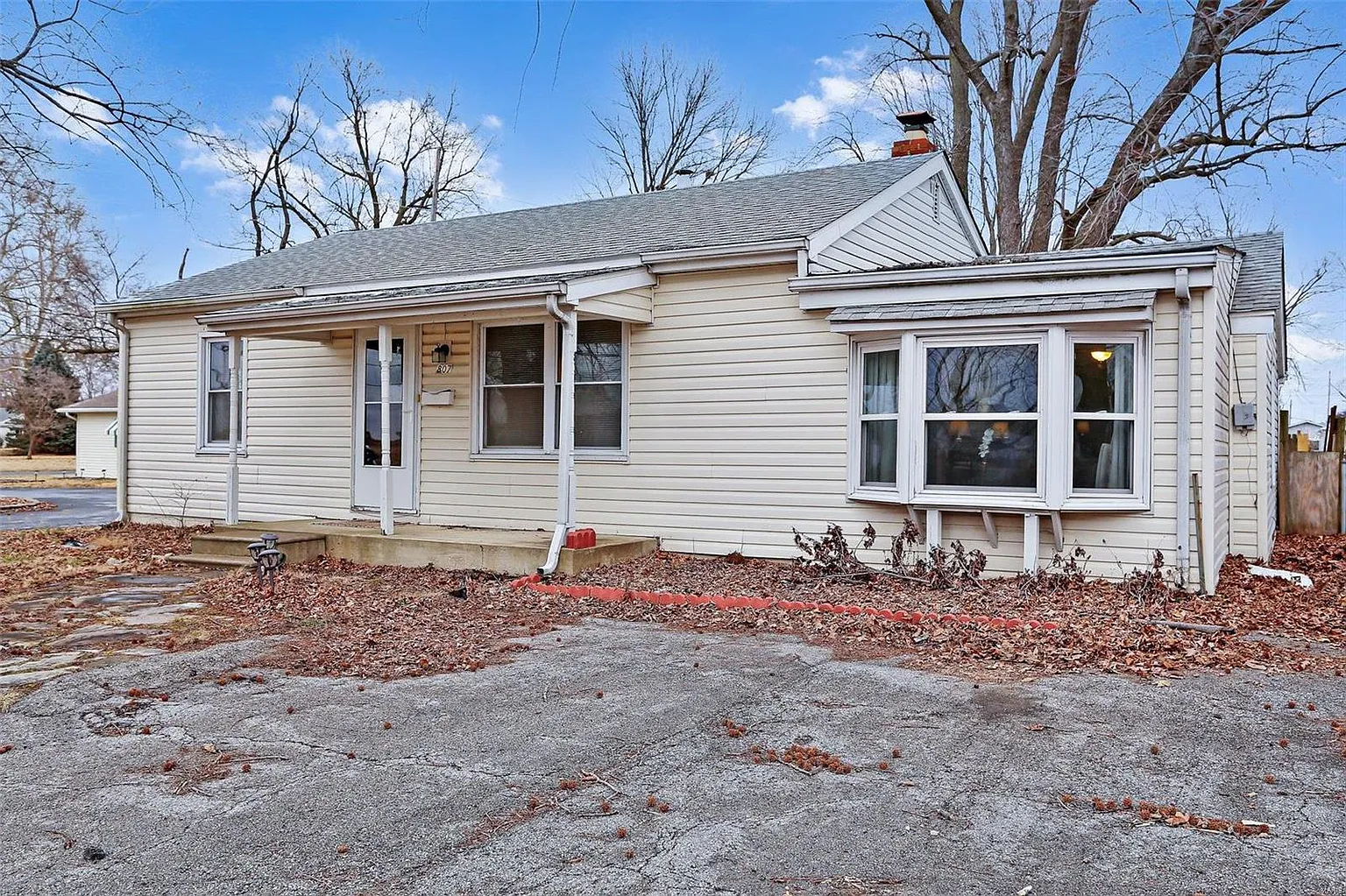 807 N Prairie St photo 1