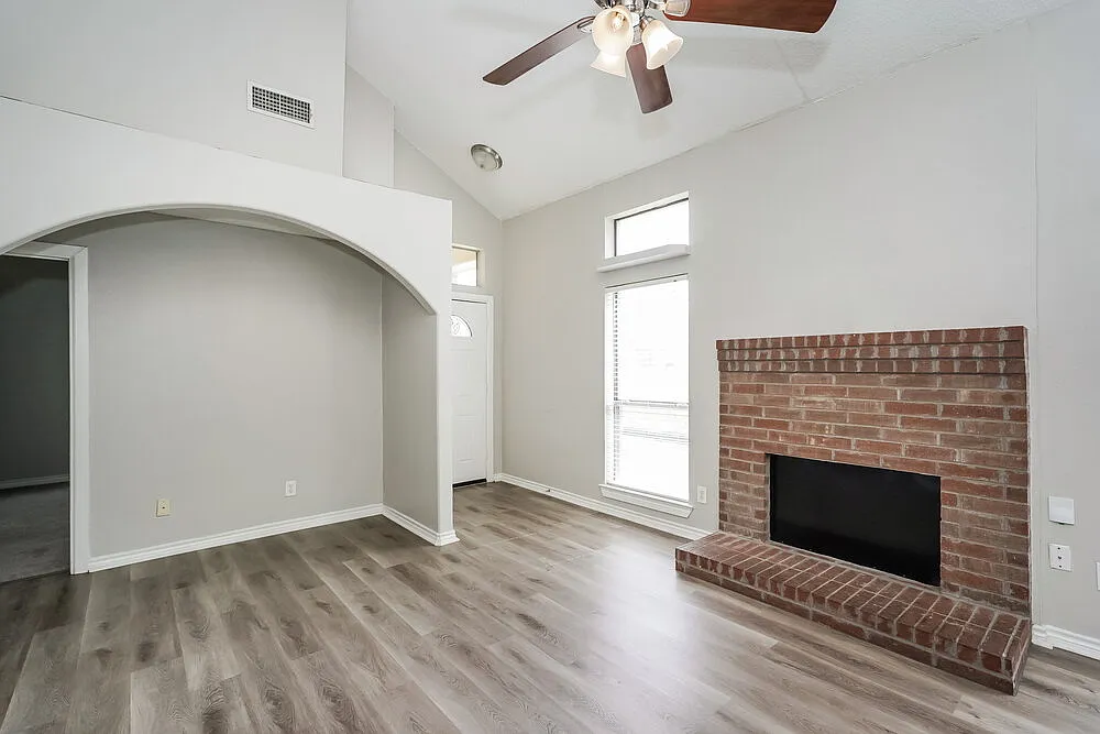 3 bed, 2.0 bath, 1176 sqft, $1,815 — Photo 3