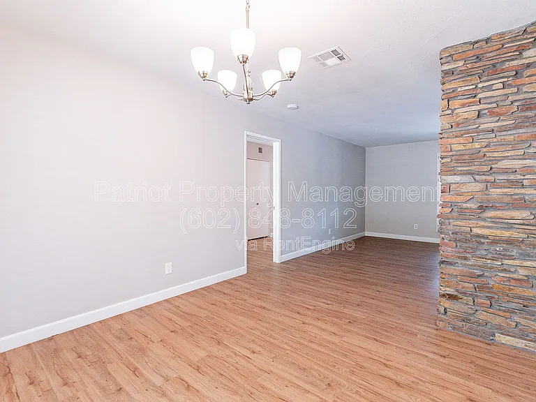 110 W Seldon Ln — Photo 21