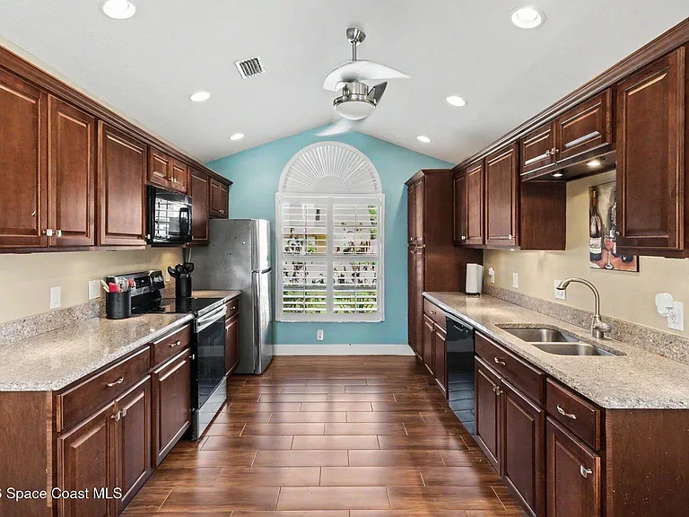 1611 Clover Cir — Photo 4