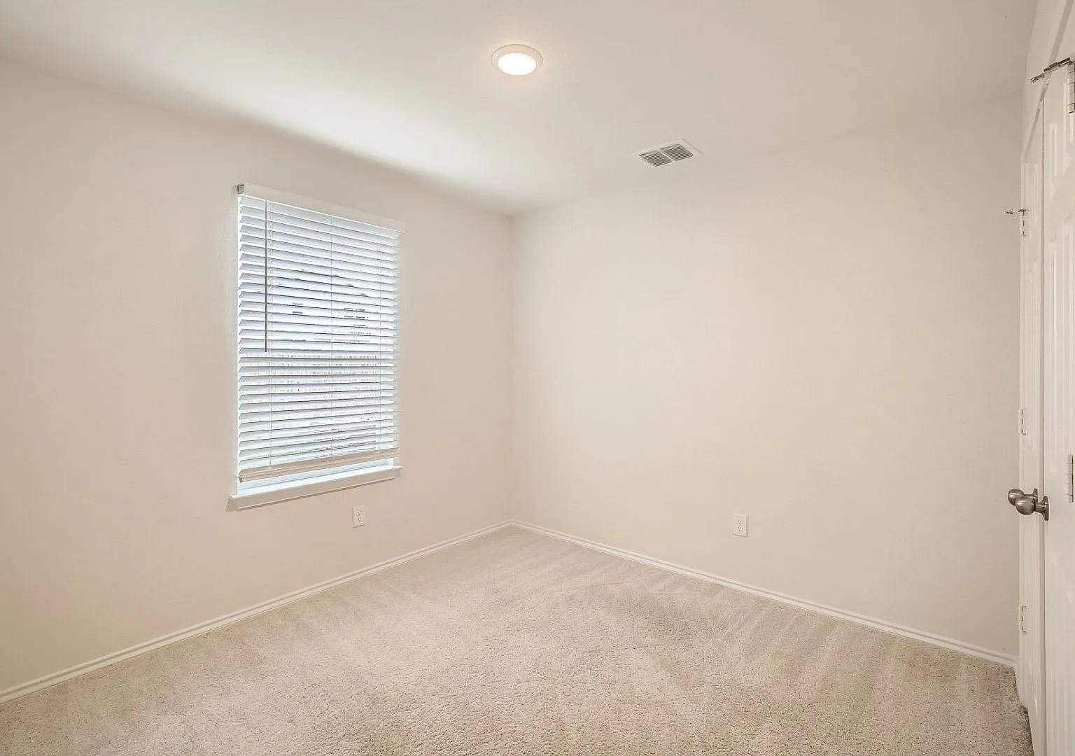 4 bedroom- 8 miles from Randolph Air Force Base -Available now!! — Photo 4