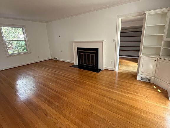 5th image of 3121 Quebec Pl NW