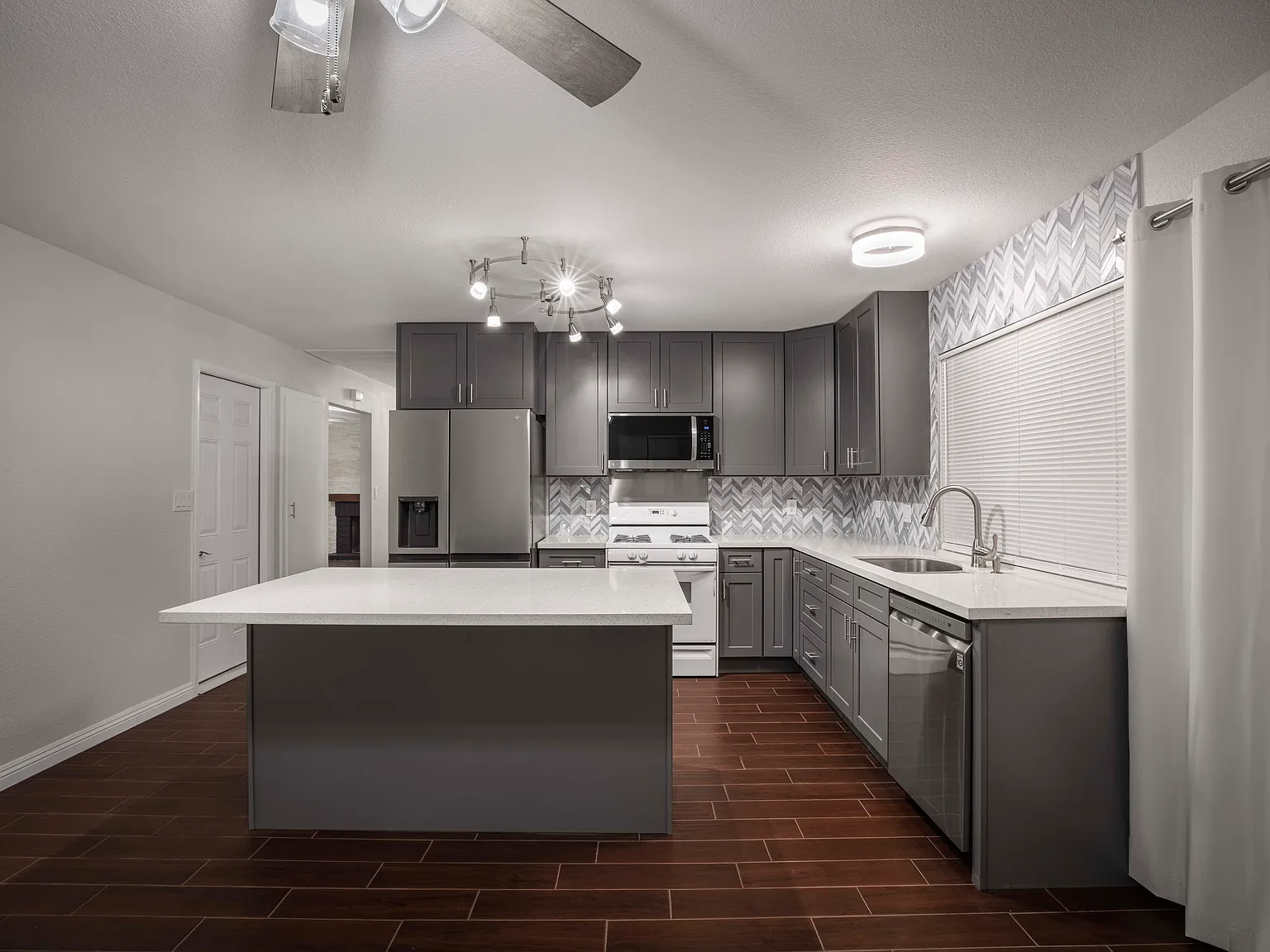 3 bed, 1202 sqft, $2,100 — Photo 4